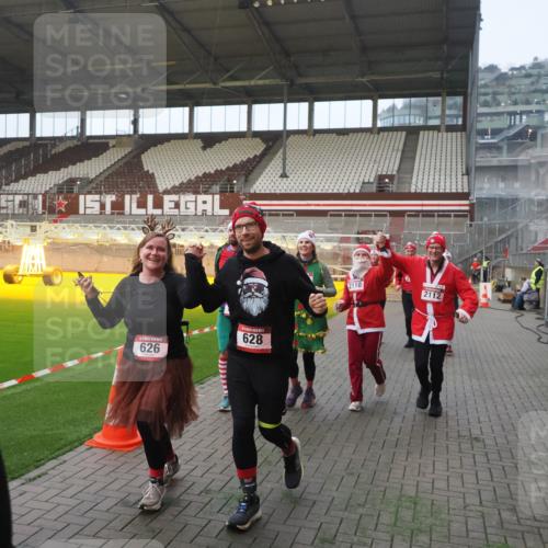 07.12.2025 - St. Pauli X-Mass-Run No. 15 Fabian Wolf http://msf.ph/oto/9364029 07.12.2025 10:03:59 Ziel 399, 626, 628, 709, 1027, 1028, 1307, 1394, 1425, 1906, 2110, 2112, 3198, 3337, 3340, 3359, 3519, 4151 meine-sportfotos.de
