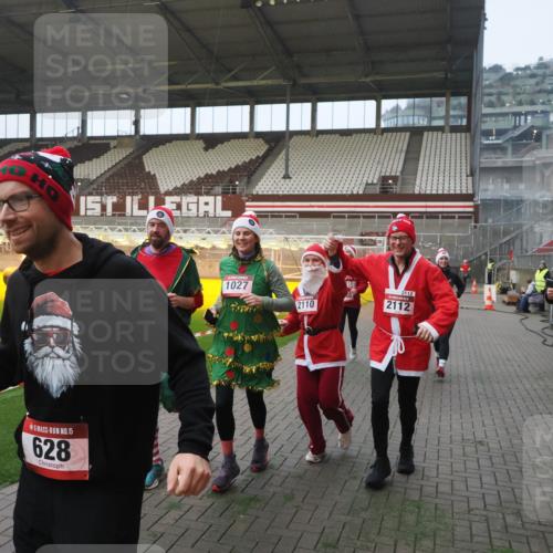 07.12.2025 - St. Pauli X-Mass-Run No. 15 Fabian Wolf http://msf.ph/oto/9364033 07.12.2025 10:04:00 Ziel 626, 628, 709, 1027, 1028, 1307, 1425, 1906, 2110, 2112, 3198, 3337, 3340, 3359, 3519, 4151 meine-sportfotos.de
