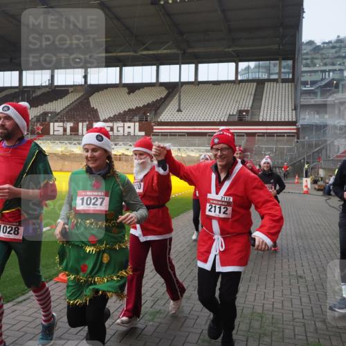 07.12.2025 - St. Pauli X-Mass-Run No. 15 Fabian Wolf http://msf.ph/oto/9364036 07.12.2025 10:04:01 Ziel 626, 628, 709, 1027, 1028, 1906, 2110, 2112, 3198, 3337, 3340, 3359, 3519, 4151 meine-sportfotos.de