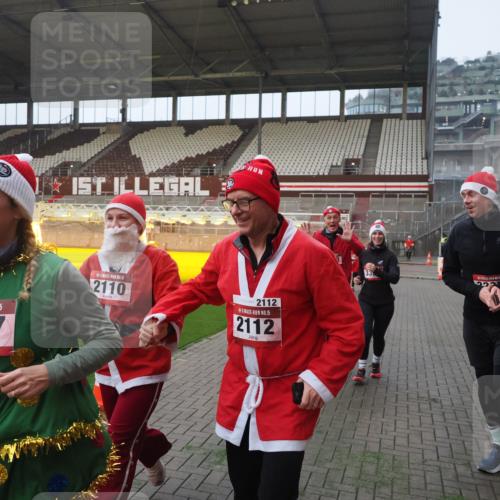 07.12.2025 - St. Pauli X-Mass-Run No. 15 Fabian Wolf http://msf.ph/oto/9364038 07.12.2025 10:04:01 Ziel 626, 628, 709, 1027, 1028, 1906, 2110, 2112, 3198, 3337, 3340, 3359, 3519, 4151 meine-sportfotos.de