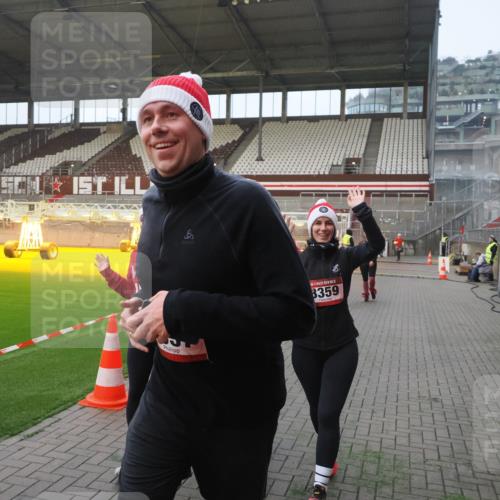 07.12.2025 - St. Pauli X-Mass-Run No. 15 Fabian Wolf http://msf.ph/oto/9364044 07.12.2025 10:04:02 Ziel 626, 628, 709, 1027, 1028, 1906, 2110, 2112, 3198, 3337, 3340, 3359, 3519, 4151 meine-sportfotos.de