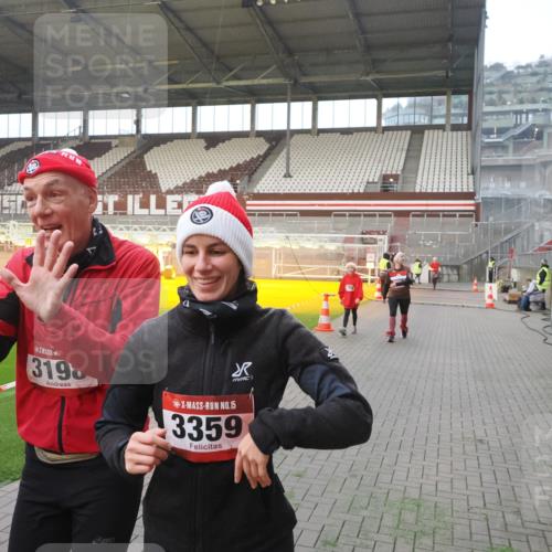 07.12.2025 - St. Pauli X-Mass-Run No. 15 Fabian Wolf http://msf.ph/oto/9364048 07.12.2025 10:04:03 Ziel 626, 628, 709, 1027, 1028, 1906, 2110, 2112, 3198, 3337, 3340, 3359, 3519, 4151 meine-sportfotos.de