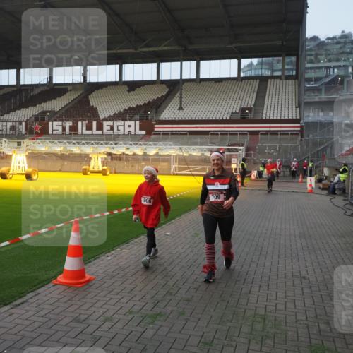 07.12.2025 - St. Pauli X-Mass-Run No. 15 Fabian Wolf http://msf.ph/oto/9364053 07.12.2025 10:04:07 Ziel 626, 628, 709, 1027, 1028, 1906, 2110, 2112, 3198, 3337, 3340, 3359, 3519, 4151 meine-sportfotos.de