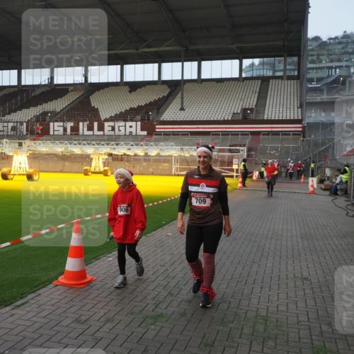 07.12.2025 - St. Pauli X-Mass-Run No. 15 Fabian Wolf http://msf.ph/oto/9364055 07.12.2025 10:04:08 Ziel 626, 628, 709, 1027, 1028, 1906, 2110, 2112, 3198, 3337, 3340, 3359, 3519, 4151 meine-sportfotos.de