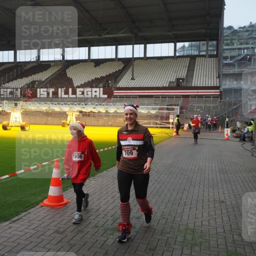 07.12.2025 - St. Pauli X-Mass-Run No. 15 Fabian Wolf http://msf.ph/oto/9364057 07.12.2025 10:04:08 Ziel 626, 628, 709, 1027, 1028, 1906, 2110, 2112, 3198, 3337, 3340, 3359, 3519, 4151 meine-sportfotos.de