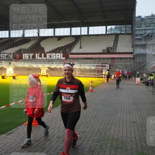 07.12.2025 - St. Pauli X-Mass-Run No. 15 Fabian Wolf http://msf.ph/oto/9364059 07.12.2025 10:04:08 Ziel 626, 628, 709, 1027, 1028, 1906, 2110, 2112, 3198, 3337, 3340, 3359, 3519, 4151 meine-sportfotos.de