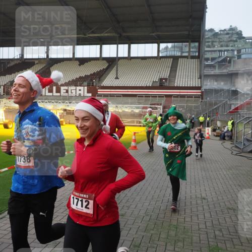 07.12.2025 - St. Pauli X-Mass-Run No. 15 Fabian Wolf http://msf.ph/oto/9364082 07.12.2025 10:04:20 Ziel 113, 1291, 1302, 1712, 1738, 2454, 3188, 4673 meine-sportfotos.de
