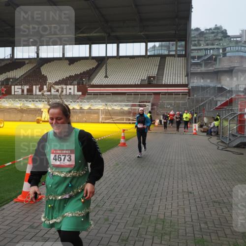 07.12.2025 - St. Pauli X-Mass-Run No. 15 Fabian Wolf http://msf.ph/oto/9364100 07.12.2025 10:04:28 Ziel 113, 1291, 1302, 1522, 1701, 1712, 1738, 1871, 2454, 3188, 3477, 3911, 4673 meine-sportfotos.de