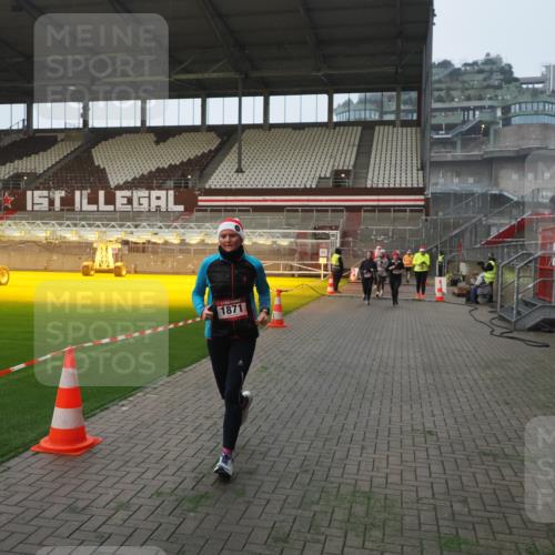07.12.2025 - St. Pauli X-Mass-Run No. 15 Fabian Wolf http://msf.ph/oto/9364101 07.12.2025 10:04:30 Ziel 113, 1291, 1302, 1522, 1701, 1712, 1738, 1871, 2454, 2569, 2570, 3188, 3477, 3911, 4673 meine-sportfotos.de