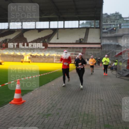 07.12.2025 - St. Pauli X-Mass-Run No. 15 Fabian Wolf http://msf.ph/oto/9364113 07.12.2025 10:04:36 Ziel 713, 1522, 1701, 1871, 2569, 2570, 3477, 3894, 3911, 4673 meine-sportfotos.de