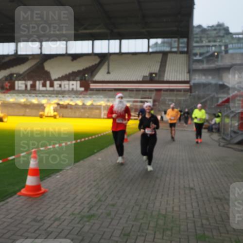 07.12.2025 - St. Pauli X-Mass-Run No. 15 Fabian Wolf http://msf.ph/oto/9364114 07.12.2025 10:04:37 Ziel 713, 1522, 1701, 1871, 2569, 2570, 3477, 3894, 3911, 4673 meine-sportfotos.de