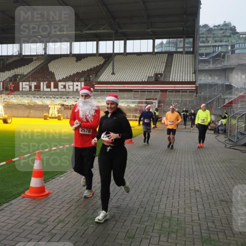 07.12.2025 - St. Pauli X-Mass-Run No. 15 Fabian Wolf http://msf.ph/oto/9364118 07.12.2025 10:04:38 Ziel 713, 1522, 1701, 1871, 2569, 2570, 3477, 3894, 3911, 4080, 4553, 4557, 4673 meine-sportfotos.de