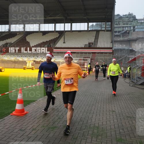 07.12.2025 - St. Pauli X-Mass-Run No. 15 Fabian Wolf http://msf.ph/oto/9364126 07.12.2025 10:04:40 Ziel 713, 1522, 1701, 1871, 2569, 2570, 3477, 3894, 3911, 4080, 4553, 4557 meine-sportfotos.de