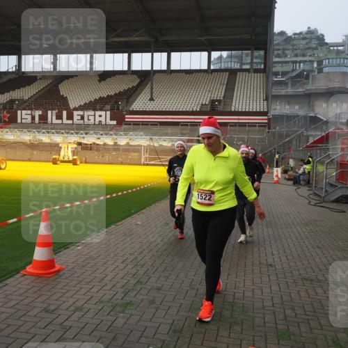 07.12.2025 - St. Pauli X-Mass-Run No. 15 Fabian Wolf http://msf.ph/oto/9364128 07.12.2025 10:04:44 Ziel 713, 1217, 1522, 1701, 2569, 2570, 3477, 3894, 3911, 4080, 4553, 4557 meine-sportfotos.de
