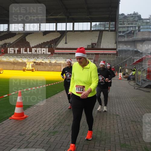 07.12.2025 - St. Pauli X-Mass-Run No. 15 Fabian Wolf http://msf.ph/oto/9364130 07.12.2025 10:04:44 Ziel 713, 1217, 1522, 1701, 2569, 2570, 3477, 3894, 3911, 4080, 4553, 4557 meine-sportfotos.de