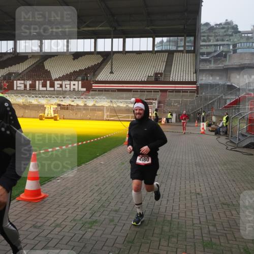 07.12.2025 - St. Pauli X-Mass-Run No. 15 Fabian Wolf http://msf.ph/oto/9364139 07.12.2025 10:04:46 Ziel 713, 1217, 1701, 2569, 2570, 3477, 3894, 3911, 4080, 4553, 4557 meine-sportfotos.de
