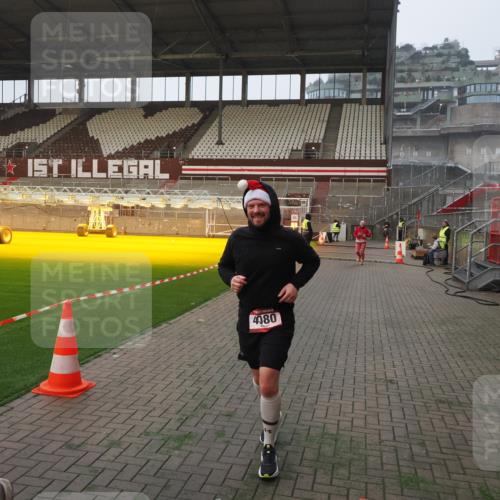07.12.2025 - St. Pauli X-Mass-Run No. 15 Fabian Wolf http://msf.ph/oto/9364140 07.12.2025 10:04:46 Ziel 713, 1217, 1701, 2569, 2570, 3477, 3894, 3911, 4080, 4553, 4557 meine-sportfotos.de