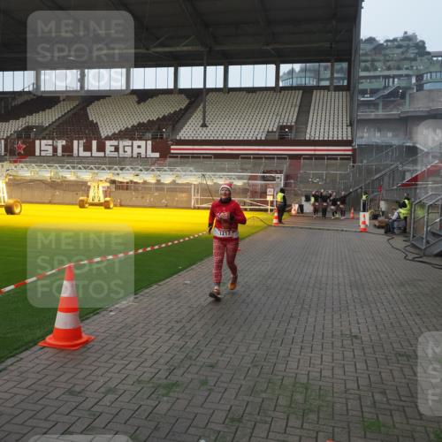 07.12.2025 - St. Pauli X-Mass-Run No. 15 Fabian Wolf http://msf.ph/oto/9364146 07.12.2025 10:04:51 Ziel 713, 1217, 3894, 4080, 4553, 4557 meine-sportfotos.de