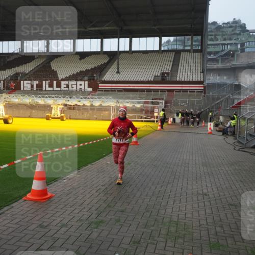 07.12.2025 - St. Pauli X-Mass-Run No. 15 Fabian Wolf http://msf.ph/oto/9364148 07.12.2025 10:04:51 Ziel 713, 1217, 3894, 4080, 4553, 4557 meine-sportfotos.de