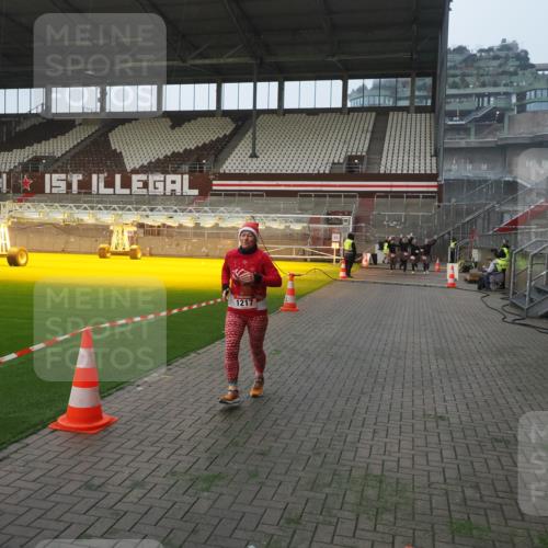 07.12.2025 - St. Pauli X-Mass-Run No. 15 Fabian Wolf http://msf.ph/oto/9364149 07.12.2025 10:04:52 Ziel 713, 1217, 1973, 1991, 2168, 2249, 3894, 4080, 4553, 4557 meine-sportfotos.de