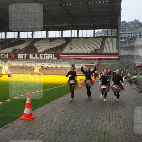 07.12.2025 - St. Pauli X-Mass-Run No. 15 Fabian Wolf http://msf.ph/oto/9364158 07.12.2025 10:04:59 Ziel 210, 292, 1217, 1973, 1991, 2168, 2249, 2856, 2866 meine-sportfotos.de