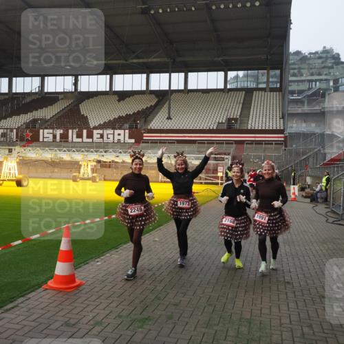 07.12.2025 - St. Pauli X-Mass-Run No. 15 Fabian Wolf http://msf.ph/oto/9364162 07.12.2025 10:05:00 Ziel 202, 210, 292, 699, 1217, 1973, 1991, 2168, 2249, 2856, 2866, 3311 meine-sportfotos.de