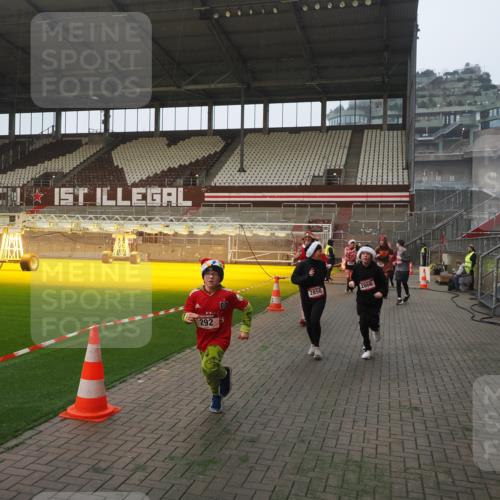 07.12.2025 - St. Pauli X-Mass-Run No. 15 Fabian Wolf http://msf.ph/oto/9364172 07.12.2025 10:05:03 Ziel 202, 210, 292, 699, 1217, 1973, 1991, 2168, 2249, 2856, 2866, 3307, 3311 meine-sportfotos.de