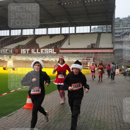 07.12.2025 - St. Pauli X-Mass-Run No. 15 Fabian Wolf http://msf.ph/oto/9364180 07.12.2025 10:05:05 Ziel 202, 210, 292, 699, 1973, 1991, 2168, 2249, 2856, 2866, 3307, 3311 meine-sportfotos.de