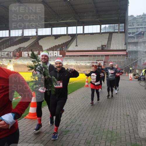 07.12.2025 - St. Pauli X-Mass-Run No. 15 Fabian Wolf http://msf.ph/oto/9364239 07.12.2025 10:05:25 Ziel 114, 543, 668, 950, 1121, 1316, 1374, 1481, 1661, 1761, 3186, 3386, 4036, 4556, 4558 meine-sportfotos.de
