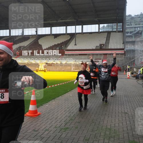 07.12.2025 - St. Pauli X-Mass-Run No. 15 Fabian Wolf http://msf.ph/oto/9364242 07.12.2025 10:05:25 Ziel 114, 543, 668, 950, 1121, 1316, 1374, 1481, 1661, 1761, 3186, 3386, 4036, 4556, 4558 meine-sportfotos.de