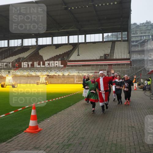07.12.2025 - St. Pauli X-Mass-Run No. 15 Fabian Wolf http://msf.ph/oto/9364263 07.12.2025 10:05:39 Ziel 54, 123, 363, 385, 512, 945, 1215, 1222, 1316, 1374, 3231, 4552, 4555, 4556, 4558, 4559, 4560 meine-sportfotos.de