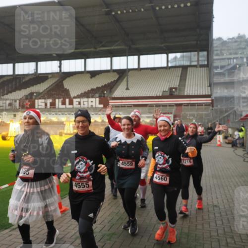 07.12.2025 - St. Pauli X-Mass-Run No. 15 Fabian Wolf http://msf.ph/oto/9364277 07.12.2025 10:05:42 Ziel 2, 3, 54, 123, 363, 385, 512, 945, 1215, 1222, 1789, 1791, 3231, 4195, 4552, 4555, 4559, 4560 meine-sportfotos.de