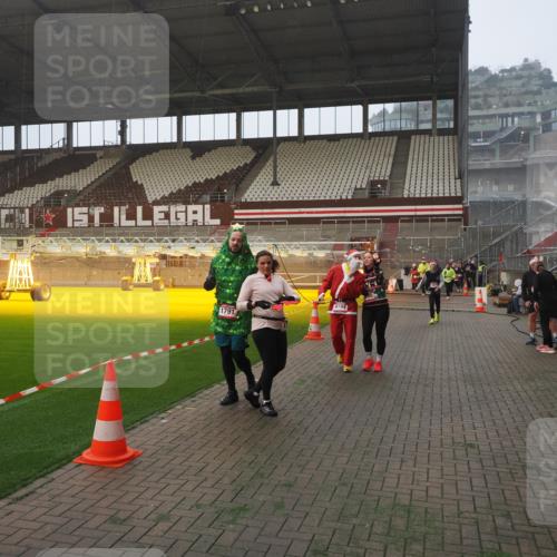 07.12.2025 - St. Pauli X-Mass-Run No. 15 Fabian Wolf http://msf.ph/oto/9364298 07.12.2025 10:05:51 Ziel 2, 3, 54, 123, 363, 385, 512, 676, 945, 1215, 1222, 1789, 1791, 3231, 3877, 4194, 4195, 4552, 4555, 4559, 4560 meine-sportfotos.de