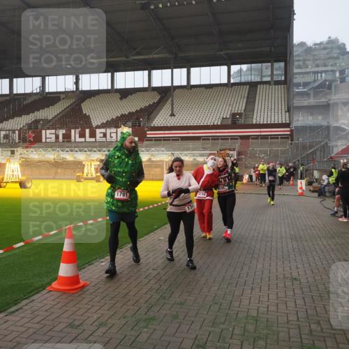 07.12.2025 - St. Pauli X-Mass-Run No. 15 Fabian Wolf http://msf.ph/oto/9364301 07.12.2025 10:05:51 Ziel 2, 3, 54, 123, 363, 385, 512, 676, 945, 1215, 1222, 1789, 1791, 3231, 3877, 4194, 4195, 4552, 4555, 4559, 4560 meine-sportfotos.de