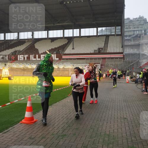 07.12.2025 - St. Pauli X-Mass-Run No. 15 Fabian Wolf http://msf.ph/oto/9364303 07.12.2025 10:05:52 Ziel 2, 3, 54, 123, 363, 385, 512, 676, 945, 1215, 1222, 1789, 1791, 2756, 3877, 4194, 4195, 4559, 4560 meine-sportfotos.de