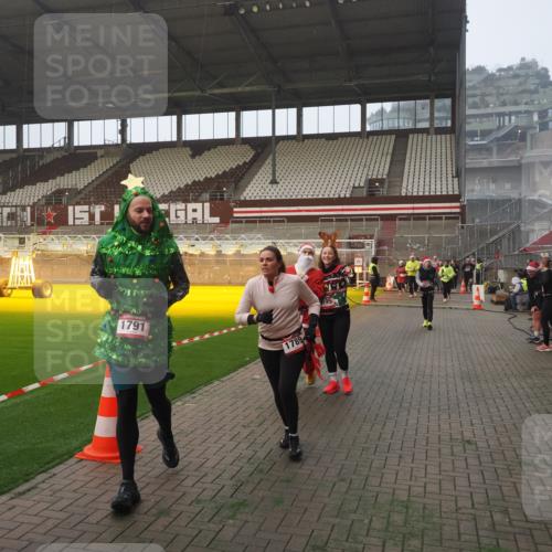 07.12.2025 - St. Pauli X-Mass-Run No. 15 Fabian Wolf http://msf.ph/oto/9364305 07.12.2025 10:05:52 Ziel 2, 3, 54, 123, 363, 385, 512, 676, 945, 1215, 1222, 1789, 1791, 2756, 3877, 4194, 4195, 4559, 4560 meine-sportfotos.de