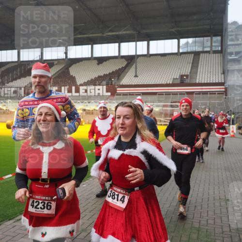 07.12.2025 - St. Pauli X-Mass-Run No. 15 Fabian Wolf http://msf.ph/oto/9364327 07.12.2025 10:06:05 Ziel 127, 148, 180, 424, 468, 676, 805, 834, 967, 969, 1788, 2756, 2757, 2894, 2968, 3093, 3172, 3196, 3812, 3814, 3857, 3859, 3877, 4235, 4236, 4237, 4246, 4251 meine-sportfotos.de