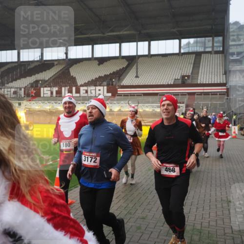 07.12.2025 - St. Pauli X-Mass-Run No. 15 Fabian Wolf http://msf.ph/oto/9364330 07.12.2025 10:06:06 Ziel 127, 148, 180, 424, 468, 676, 805, 834, 967, 969, 1788, 2756, 2757, 2894, 2968, 3093, 3172, 3196, 3812, 3814, 3857, 3859, 3877, 4235, 4236, 4237, 4246, 4251, 4670, 4676 meine-sportfotos.de