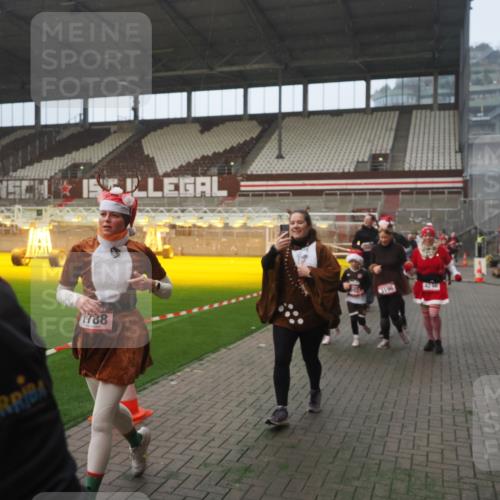07.12.2025 - St. Pauli X-Mass-Run No. 15 Fabian Wolf http://msf.ph/oto/9364336 07.12.2025 10:06:07 Ziel 127, 148, 180, 424, 468, 676, 805, 834, 893, 967, 969, 1788, 2756, 2757, 2894, 2968, 3093, 3172, 3196, 3812, 3814, 3857, 3859, 4235, 4236, 4237, 4246, 4251, 4670, 4676 meine-sportfotos.de
