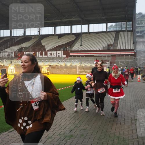 07.12.2025 - St. Pauli X-Mass-Run No. 15 Fabian Wolf http://msf.ph/oto/9364341 07.12.2025 10:06:08 Ziel 127, 148, 180, 424, 468, 676, 805, 834, 893, 967, 969, 1119, 1788, 1937, 2756, 2757, 2894, 2968, 3093, 3172, 3196, 3812, 3814, 3857, 3859, 4235, 4236, 4237, 4246, 4251, 4665, 4670, 4676 meine-sportfotos.de