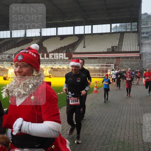 07.12.2025 - St. Pauli X-Mass-Run No. 15 Fabian Wolf http://msf.ph/oto/9364349 07.12.2025 10:06:10 Ziel 127, 148, 180, 424, 468, 676, 805, 834, 893, 967, 969, 1119, 1788, 1937, 2756, 2757, 2894, 2968, 3093, 3172, 3196, 3812, 3814, 3857, 3859, 4235, 4236, 4237, 4246, 4251, 4657, 4665, 4670, 4676, 4677, 4736, 4739 meine-sportfotos.de