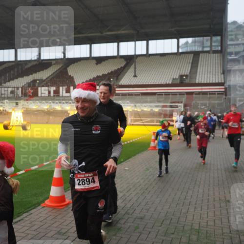 07.12.2025 - St. Pauli X-Mass-Run No. 15 Fabian Wolf http://msf.ph/oto/9364352 07.12.2025 10:06:10 Ziel 127, 148, 180, 424, 468, 676, 805, 834, 893, 967, 969, 1119, 1788, 1937, 2756, 2757, 2894, 2968, 3093, 3172, 3196, 3812, 3814, 3857, 3859, 4235, 4236, 4237, 4246, 4251, 4657, 4665, 4670, 4676, 4677, 4736, 4739 meine-sportfotos.de