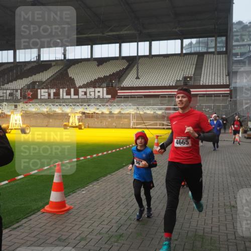 07.12.2025 - St. Pauli X-Mass-Run No. 15 Fabian Wolf http://msf.ph/oto/9364357 07.12.2025 10:06:11 Ziel 127, 148, 180, 424, 468, 676, 805, 834, 893, 967, 969, 1119, 1788, 1937, 2756, 2757, 2894, 2968, 3093, 3172, 3196, 3812, 3814, 3857, 3859, 4235, 4236, 4237, 4246, 4251, 4657, 4665, 4670, 4672, 4676, 4677, 4736, 4739 meine-sportfotos.de