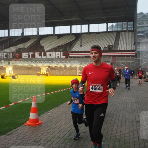 07.12.2025 - St. Pauli X-Mass-Run No. 15 Fabian Wolf http://msf.ph/oto/9364358 07.12.2025 10:06:11 Ziel 127, 148, 180, 424, 468, 676, 805, 834, 893, 967, 969, 1119, 1788, 1937, 2756, 2757, 2894, 2968, 3093, 3172, 3196, 3812, 3814, 3857, 3859, 4235, 4236, 4237, 4246, 4251, 4657, 4665, 4670, 4672, 4676, 4677, 4736, 4739 meine-sportfotos.de