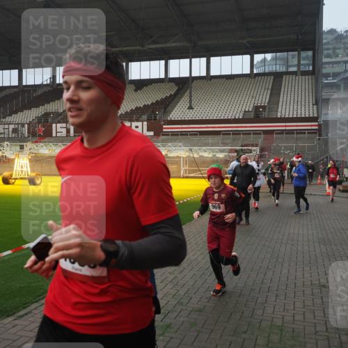 07.12.2025 - St. Pauli X-Mass-Run No. 15 Fabian Wolf http://msf.ph/oto/9364360 07.12.2025 10:06:12 Ziel 127, 148, 180, 424, 468, 805, 834, 893, 967, 969, 1119, 1788, 1937, 2756, 2757, 2894, 2968, 3093, 3172, 3196, 3812, 3814, 3857, 3859, 4235, 4236, 4237, 4246, 4251, 4657, 4665, 4670, 4672, 4676, 4677, 4736, 4739 meine-sportfotos.de