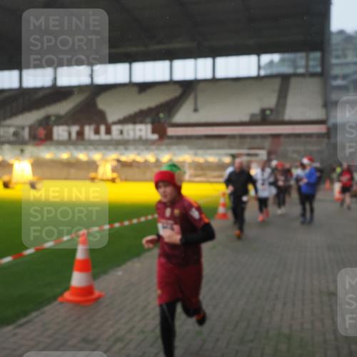07.12.2025 - St. Pauli X-Mass-Run No. 15 Fabian Wolf http://msf.ph/oto/9364363 07.12.2025 10:06:12 Ziel 127, 148, 180, 424, 468, 805, 834, 893, 967, 969, 1119, 1788, 1937, 2756, 2757, 2894, 2968, 3093, 3172, 3196, 3812, 3814, 3857, 3859, 4235, 4236, 4237, 4246, 4251, 4657, 4665, 4670, 4672, 4676, 4677, 4736, 4739 meine-sportfotos.de