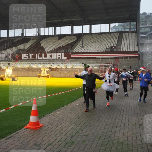 07.12.2025 - St. Pauli X-Mass-Run No. 15 Fabian Wolf http://msf.ph/oto/9364369 07.12.2025 10:06:14 Ziel 127, 148, 180, 187, 468, 805, 893, 967, 969, 1119, 1788, 1832, 1937, 2894, 2968, 3093, 3172, 3196, 3812, 3814, 3857, 3859, 4235, 4236, 4237, 4246, 4251, 4657, 4665, 4670, 4672, 4676, 4677, 4736, 4739 meine-sportfotos.de