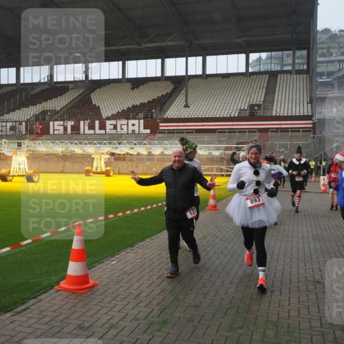 07.12.2025 - St. Pauli X-Mass-Run No. 15 Fabian Wolf http://msf.ph/oto/9364374 07.12.2025 10:06:15 Ziel 127, 148, 180, 187, 468, 893, 967, 969, 1119, 1788, 1832, 1937, 2894, 2968, 3093, 3172, 3196, 3812, 3814, 3859, 4235, 4236, 4237, 4246, 4251, 4657, 4665, 4670, 4672, 4676, 4677, 4736, 4739 meine-sportfotos.de