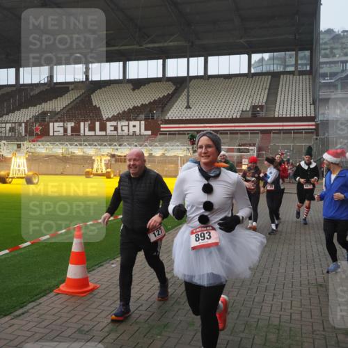 07.12.2025 - St. Pauli X-Mass-Run No. 15 Fabian Wolf http://msf.ph/oto/9364378 07.12.2025 10:06:16 Ziel 127, 148, 180, 187, 468, 893, 967, 969, 1119, 1788, 1832, 1937, 2894, 2968, 3093, 3172, 3196, 4246, 4251, 4657, 4665, 4670, 4672, 4676, 4677, 4736, 4739 meine-sportfotos.de