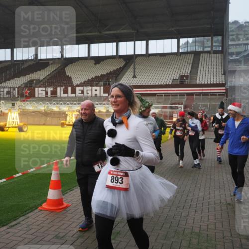 07.12.2025 - St. Pauli X-Mass-Run No. 15 Fabian Wolf http://msf.ph/oto/9364379 07.12.2025 10:06:16 Ziel 127, 148, 180, 187, 468, 893, 967, 969, 1119, 1788, 1832, 1937, 2894, 2968, 3093, 3172, 3196, 4246, 4251, 4657, 4665, 4670, 4672, 4676, 4677, 4736, 4739 meine-sportfotos.de